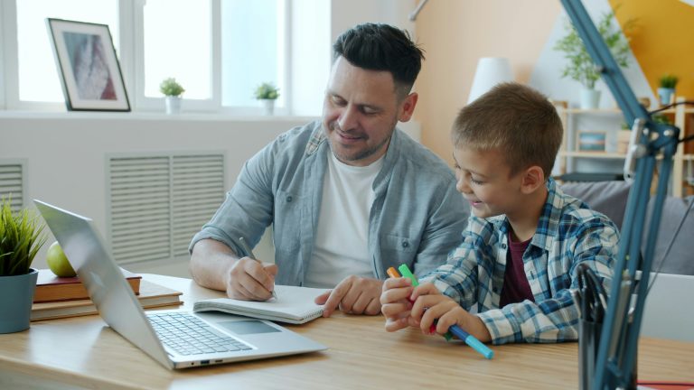Finanzas para Padres: Cómo crear el primer fondo de inversión para tus hijos usando el tiempo como tu mayor aliado